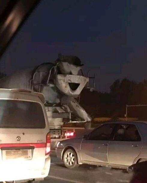 一辆看起来很开心的混凝土车器物gif搞笑图片