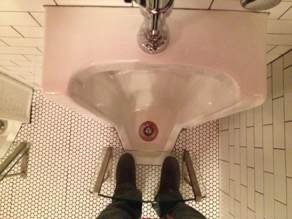 男厕里的新设备器物gif搞笑图片