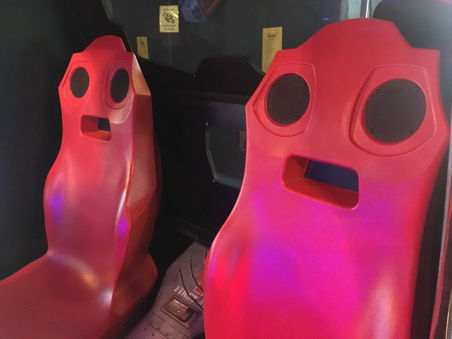 这椅子看起来有点不对劲啊器物gif搞笑图片