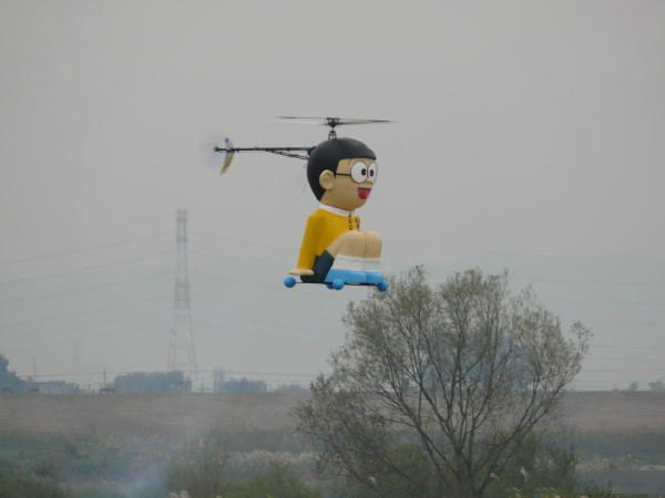 哆啦a梦，竹蜻蜓真是太好玩了器物gif搞笑图片