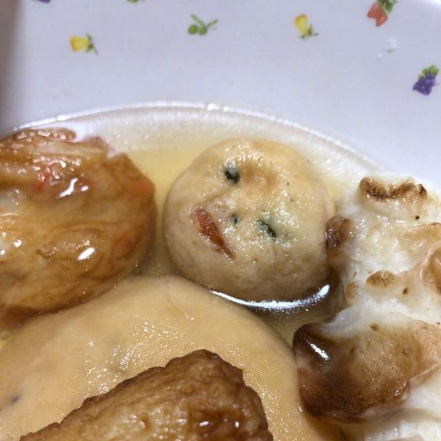 一妹子正开心滴吃着关东煮，突然就下不去筷子了...是谁的眼神锁定我器物gif搞笑图片