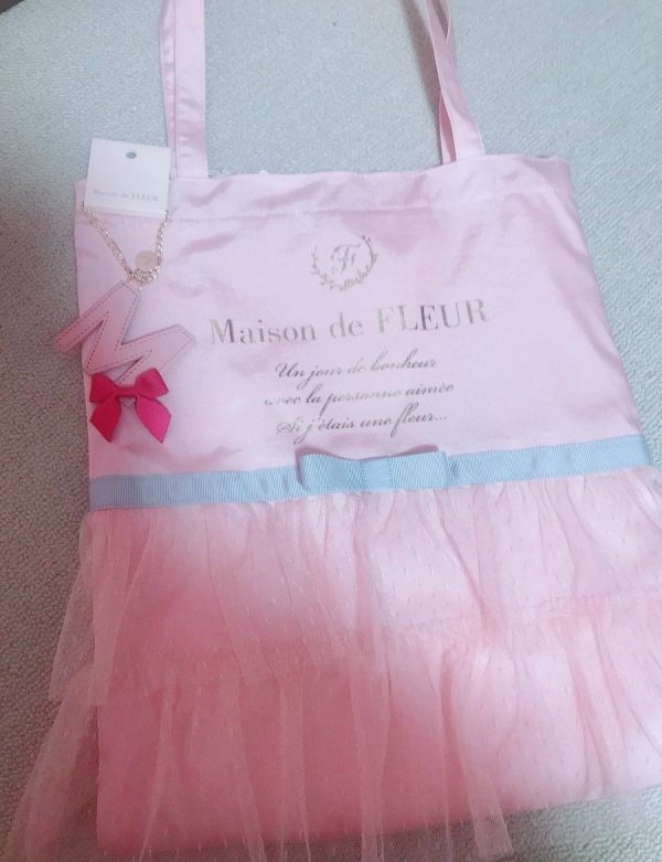 精致的女孩，手提袋也不简单器物gif搞笑图片