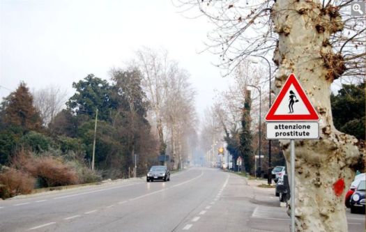 此处美女众多，过往司机小心器物gif搞笑图片