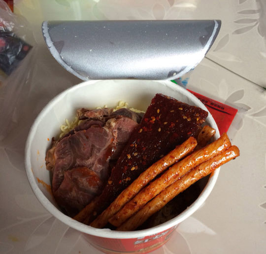 这不只是一碗泡面，他是一种身份的象征器物gif搞笑图片