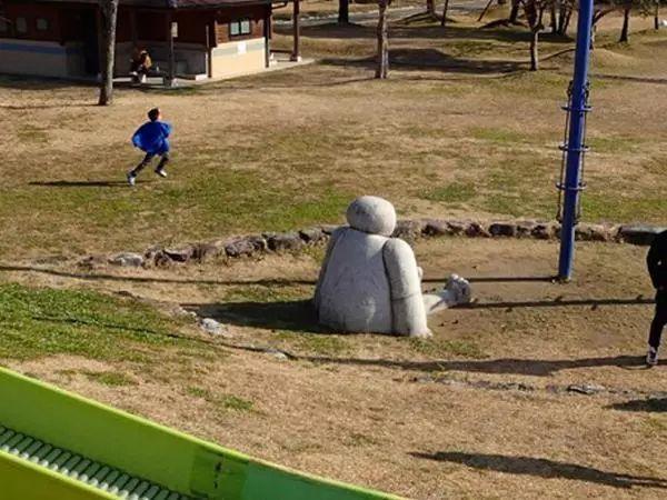 偶然看见了一个神似大白的背影器物gif搞笑图片