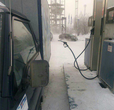 俄罗斯被冻住的油枪器物gif搞笑图片