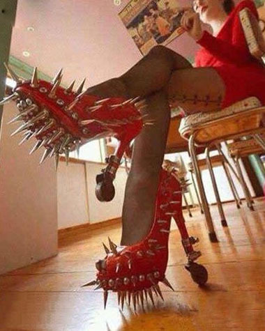 公车神器！防狼防挤钉鞋！器物gif搞笑图片