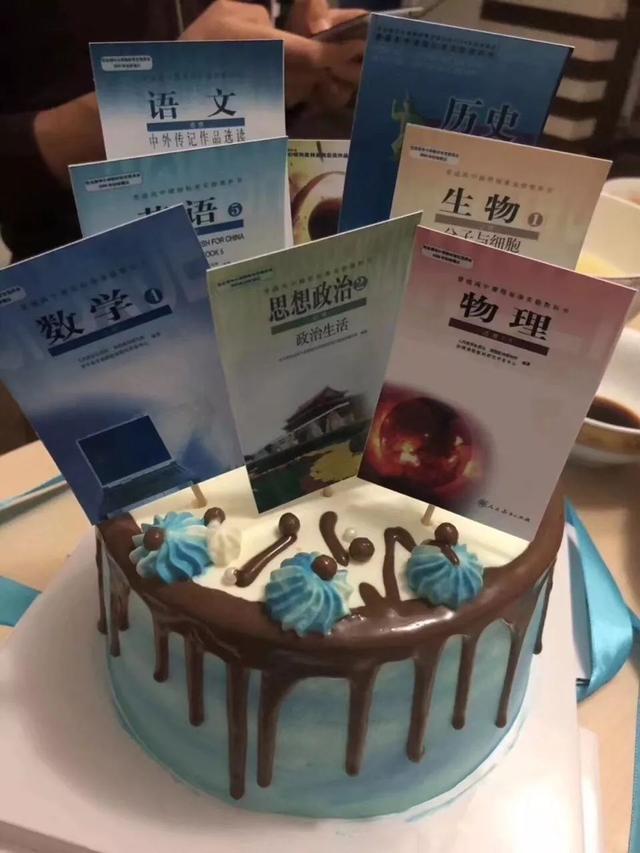 朋友圈卖私房蛋糕的姑娘晒的，订这个的多大仇器物gif搞笑图片