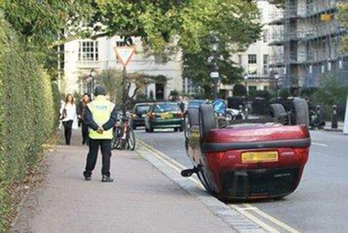 女司机的停车方式让警察蜀黍也束手无策器物gif搞笑图片