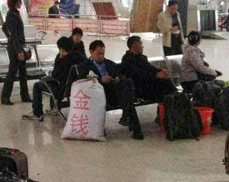 赤裸裸的炫富，太耀眼器物gif搞笑图片