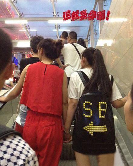 背这种书包去上学，还不知道得得罪多少人器物gif搞笑图片