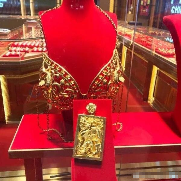 金钟罩。。。？？充到vip10才够资格买的装备器物gif搞笑图片