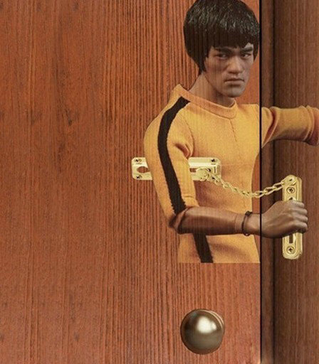 李小龙在此，谁也别想从这道门出去器物gif搞笑图片