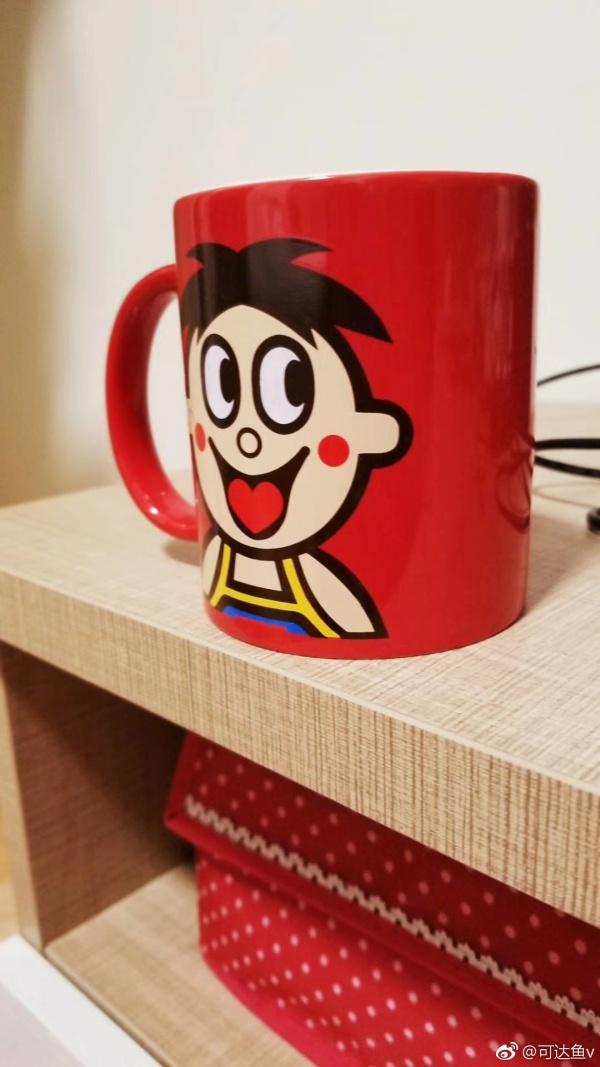 刚到家的旺旺大礼包内的杯子vs经过洗碗机后的模样器物gif搞笑图片