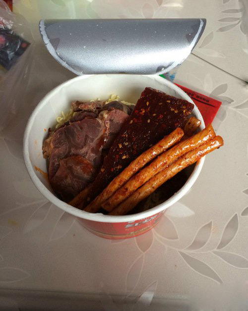 它不只是一碗泡面，更是一种身份的象征……器物gif搞笑图片