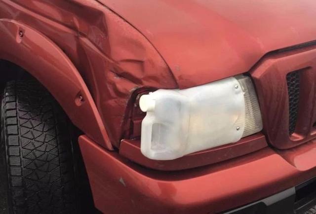 水瓶：我只是个替身器物gif搞笑图片