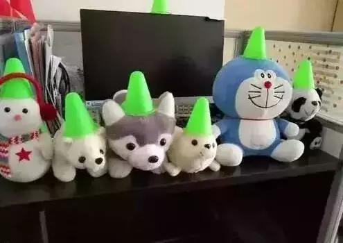 今天同事来了，默不作声，摆了一排公仔，现在，非常想听听他的故事器物gif搞笑图片