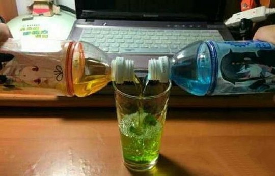 妈蛋！变风油精的颜色了，再也不喝了！器物gif搞笑图片