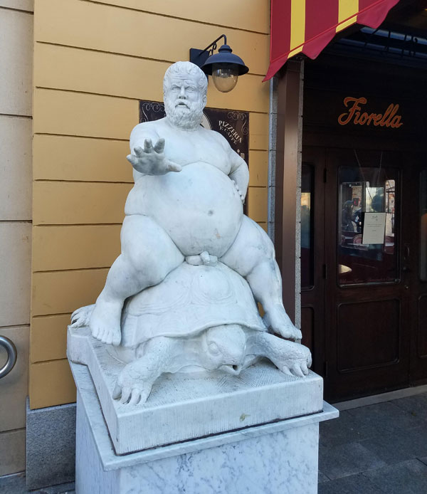 这餐馆的老板是怎么想的啊？呃器物gif搞笑图片