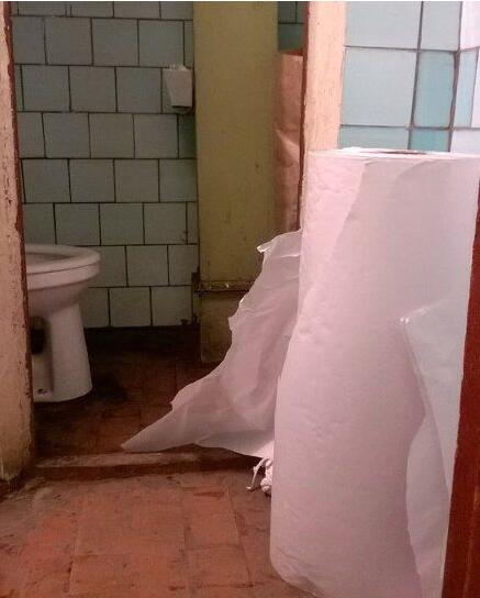 造纸厂卫生间手纸的SIZE，大家感受一下器物gif搞笑图片