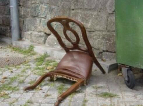 感觉身体被掏空，差不多已经是张废椅子器物gif搞笑图片