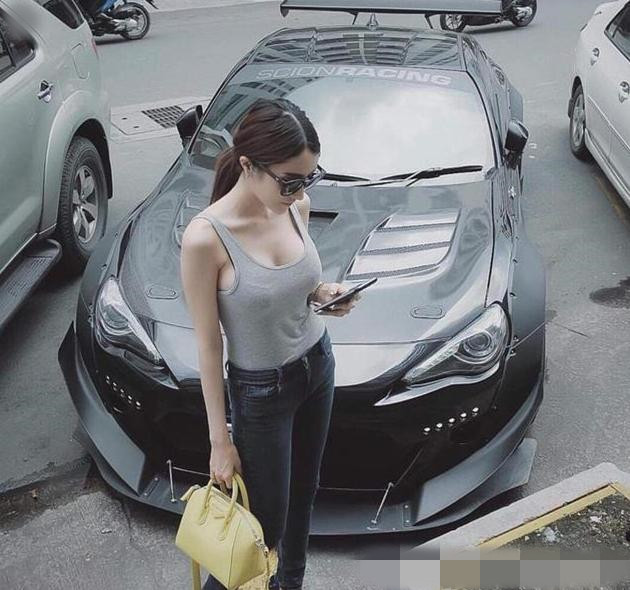 那些在朋友圈卖东西的，一看到我的车停下来，就过来拍照假装自己的器物gif搞笑图片