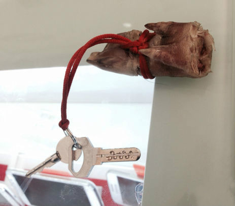 这谁家的钥匙扣，好别致呀器物gif搞笑图片