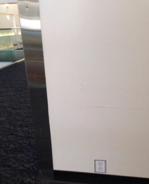 深深的恶意：机场墙上的涂鸦器物gif搞笑图片