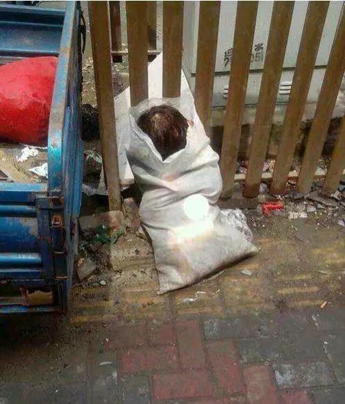 理发店门口的垃圾，要不要这么吓人器物gif搞笑图片