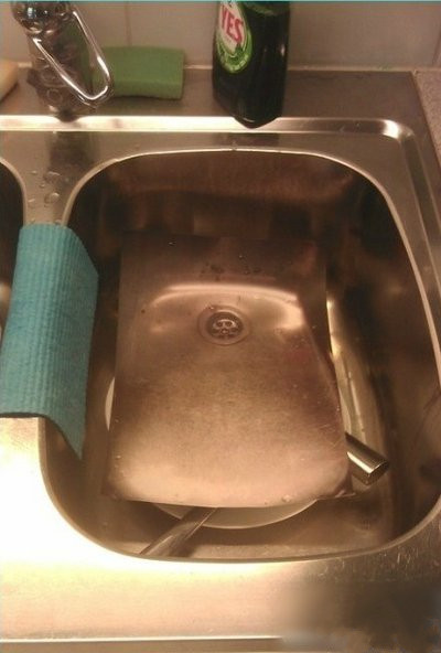 不想洗碗怎么办？打印一张照片，发动隐身技能器物gif搞笑图片