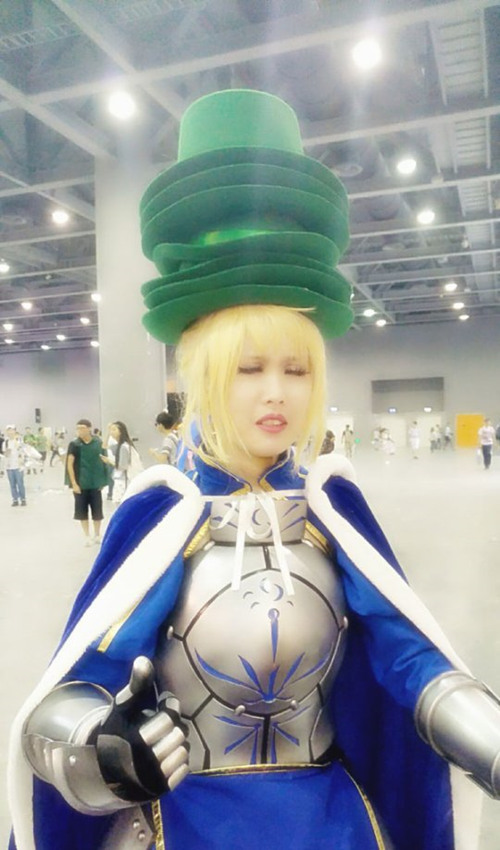 泪崩！妹子戴这么几顶绿颜色的帽子是什么个意思啊？器物gif搞笑图片