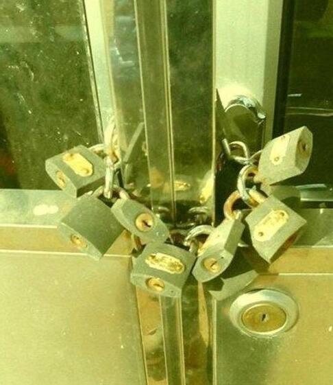 你为何不买一条链子呢？器物gif搞笑图片