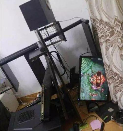 骚年，看来输的很憋屈器物gif搞笑图片