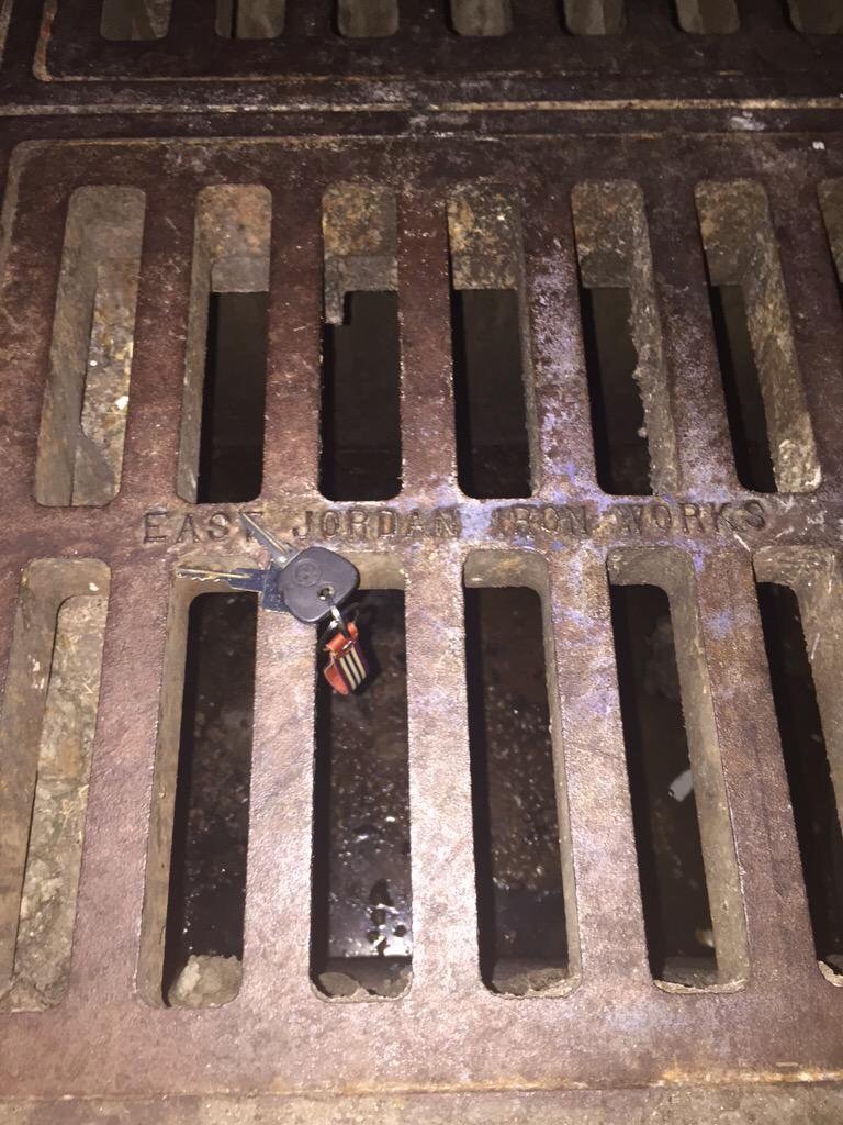 太惊险了，先抽一根压压惊器物gif搞笑图片