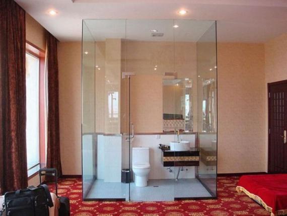 豪宅中的透明洗手间器物gif搞笑图片