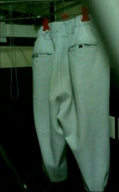 下班回家，居然被自己的裤子吓了一跳器物gif搞笑图片