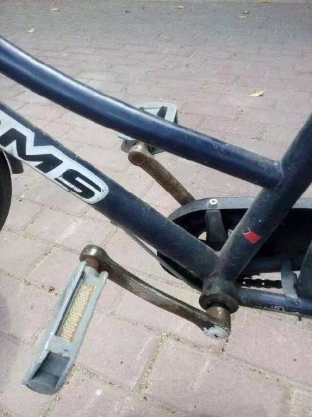 总感觉哪里不对的样子器物gif搞笑图片