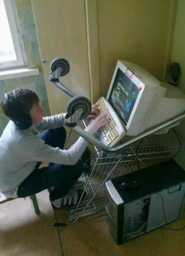 来自超市的电脑桌器物gif搞笑图片