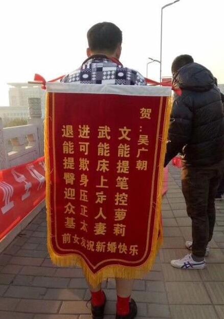 今天结婚，前女友送来最真诚的祝福器物gif搞笑图片