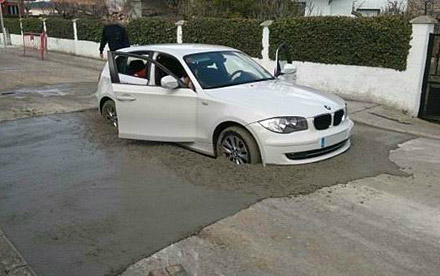 再牛逼的宝马也开不出这水泥潭器物gif搞笑图片