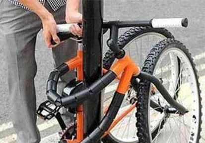 这样锁车就不会被偷了器物gif搞笑图片