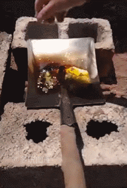 搬砖不忘偷闲器物gif搞笑图片