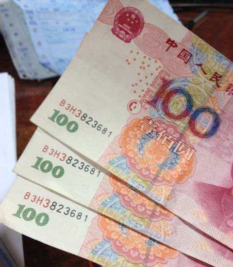 2货财务兴冲冲的跑进办公室告诉我 今天收到3张号码一样的毛爷爷器物gif搞笑图片