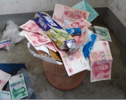 矮油~ 哪个做值日的啊~！ 都不把垃圾倒一下。。。器物gif搞笑图片