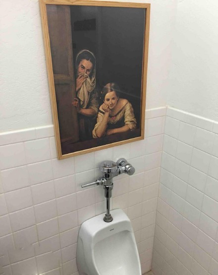 这画摆这儿能尿得出来吗？器物gif搞笑图片