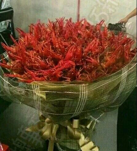 老婆说送生日礼物送点实在的器物gif搞笑图片