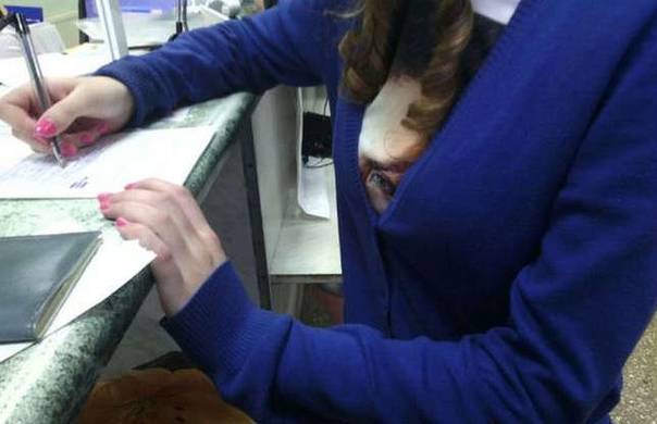 想偷看，结果被看回来了器物gif搞笑图片