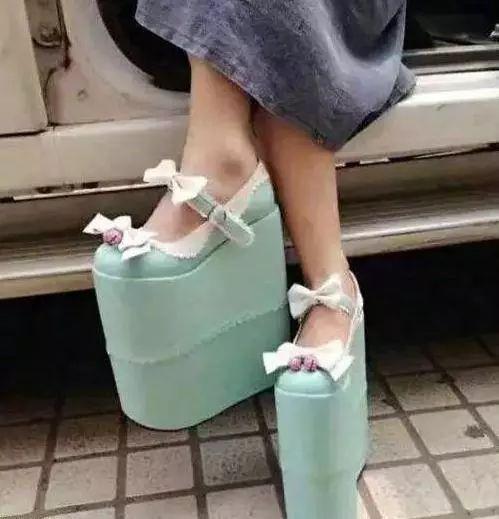 这鞋子，一般人还真Hold不住器物gif搞笑图片