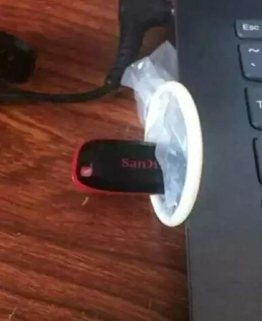 这样U盘就不会中毒了吧器物gif搞笑图片