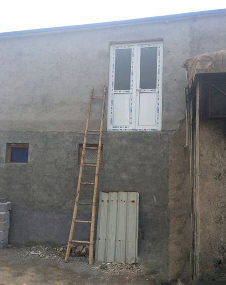 就不怕哪天没睡醒，失足摔下来啊器物gif搞笑图片